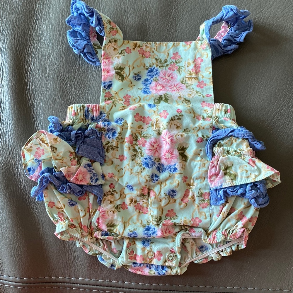 $64 🌸 Iris & Ivy ruffle butt floral romper.